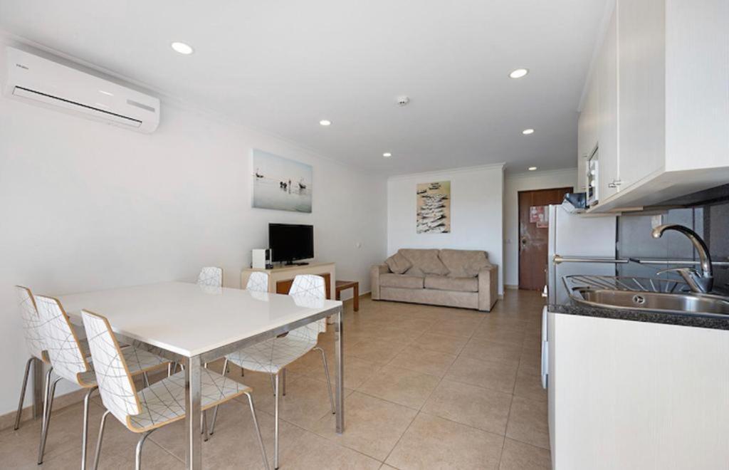 Cozy Apartment With Seaview 300M From The Beach Portimao Exterior photo